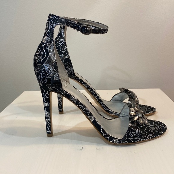 Nwot Guess Floral Ankle Strap Heel Sandal - Picture 2 of 13
